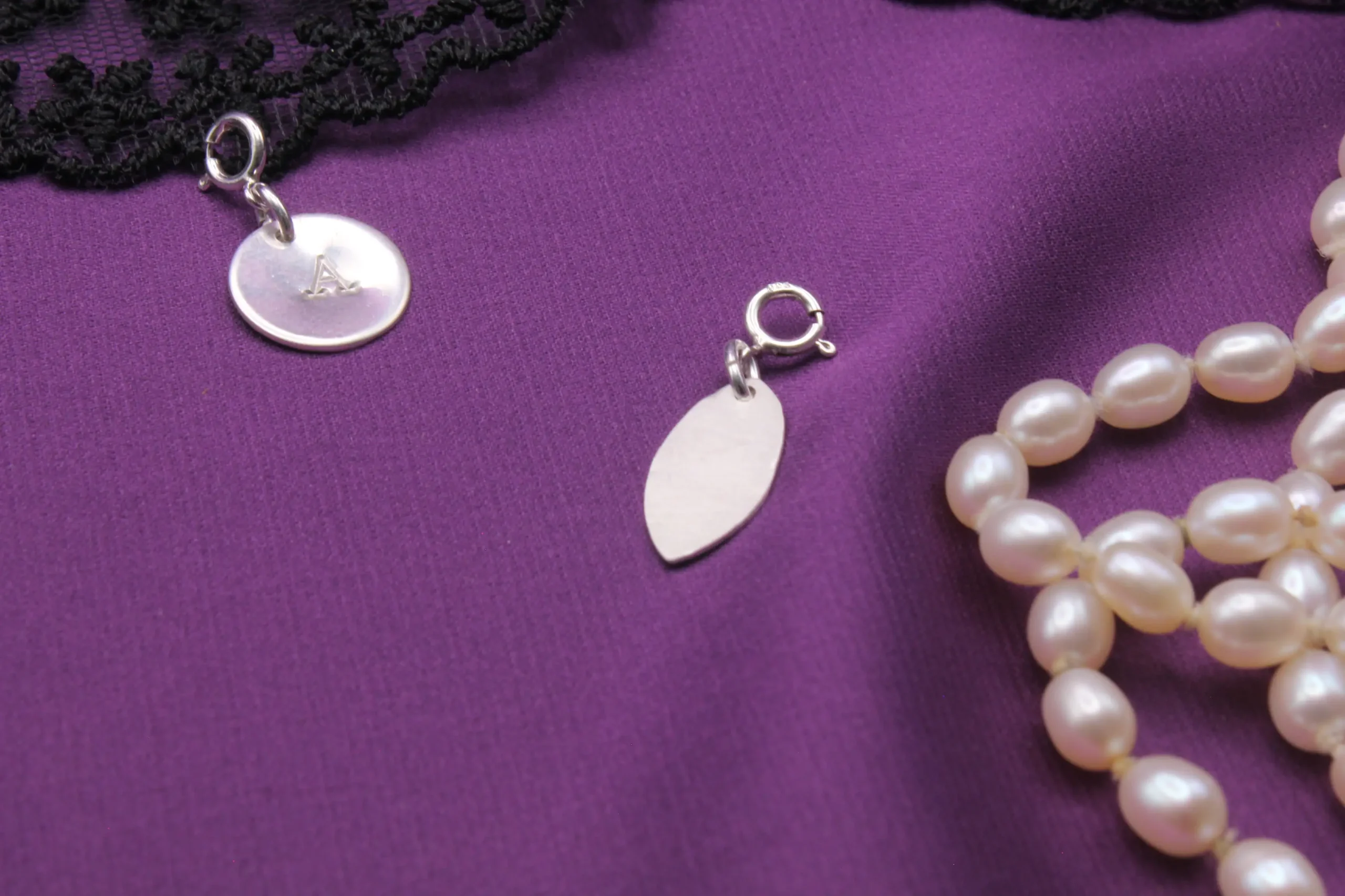 pendentifs en argent cocon et rond a attacher sur la lingerie en dentelle